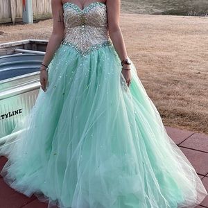 Green poofy prom dress! Worn a few times. Back is like a corset and tied up.